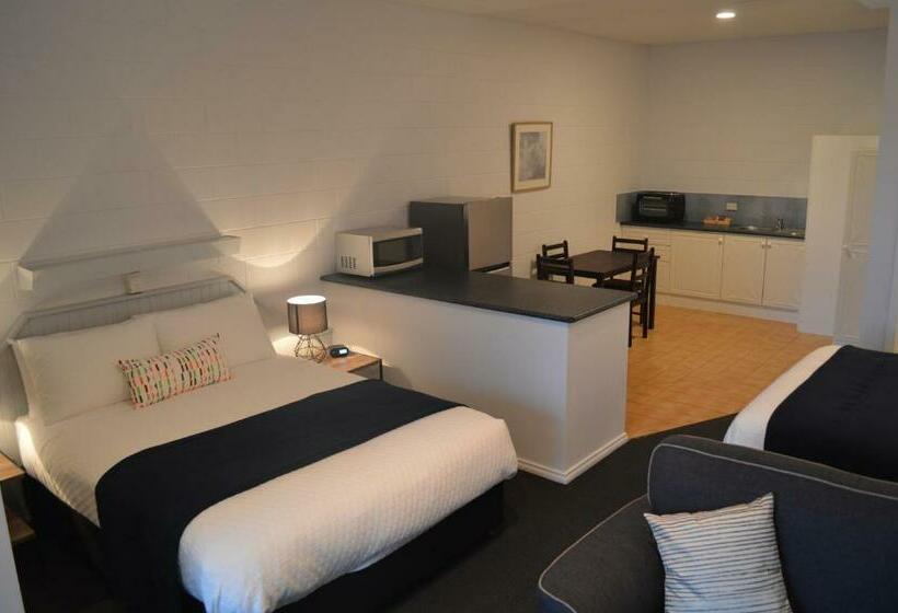스탠다드 스튜디오, Penguin Seaside Motel