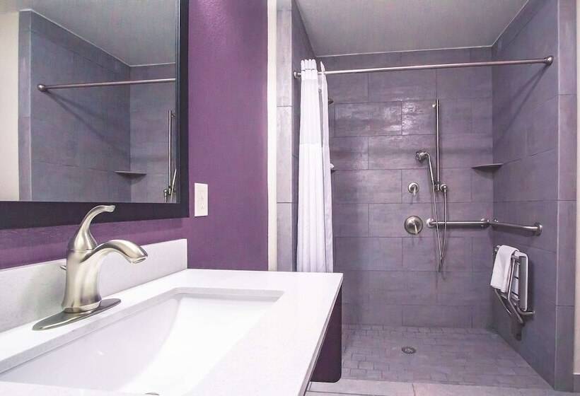Номер Deluxe Адаптированный для Инвалидов, La Quinta By Wyndham Pampa