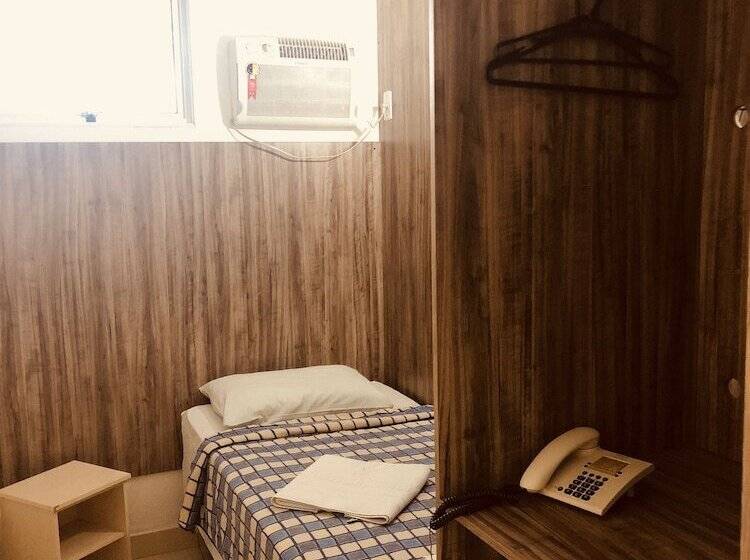 이코노미 룸, Diplomat