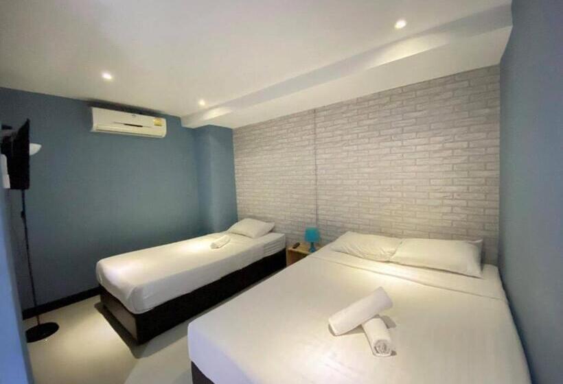 Quarto Triplo Estandar, The Little Pig Sukhumvit