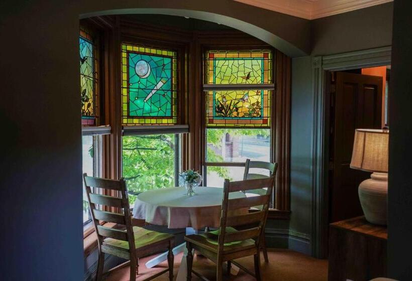 ２ベッドルーム家族用アパートメント, The Underwood Hale House