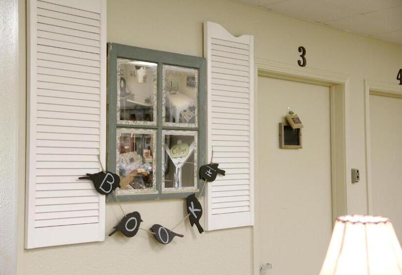 חדר אקונומי, A Place To Stay Rooms