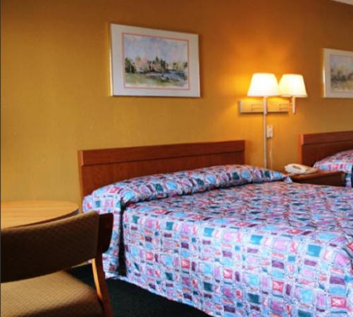 带2个双人床的标准工作室, Speedway Inn