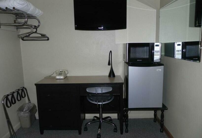 Номер Стандарт, The Triangle Motel