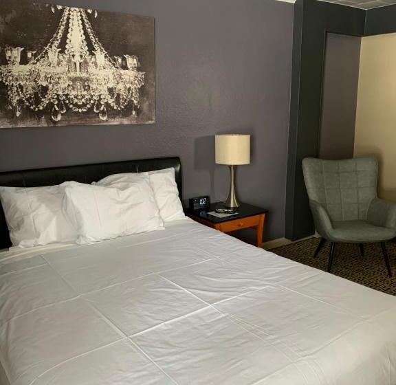 Номер Стандарт, The Triangle Motel