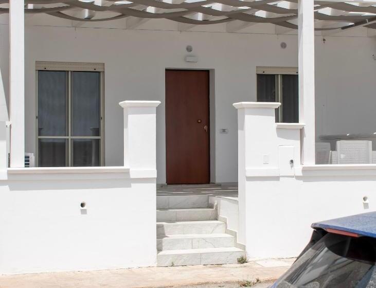 سوییت با چشم‌انداز دریا, Modern House Le Castella