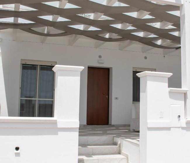 سوییت با چشم‌انداز دریا, Modern House Le Castella