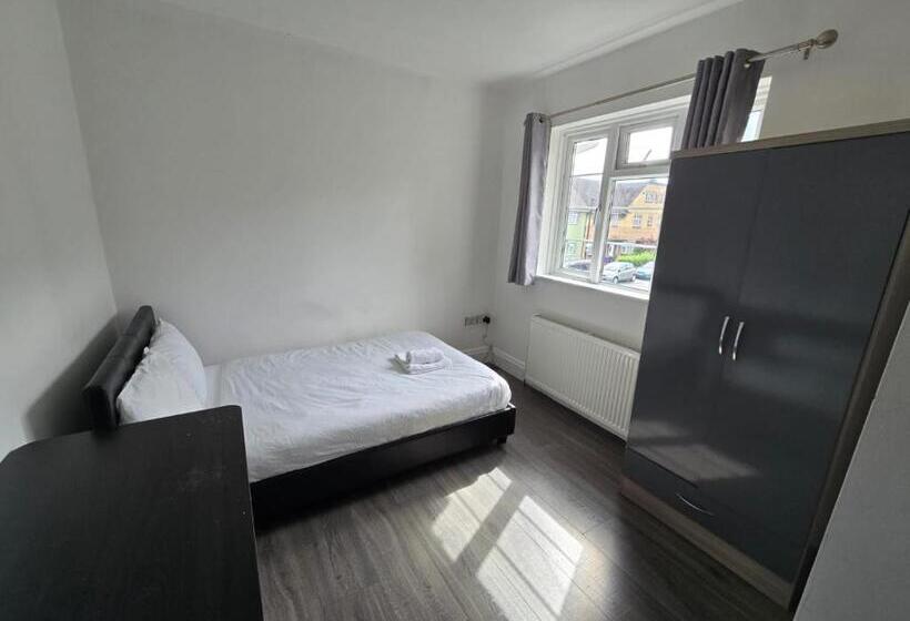 标准间, Room In Guest Room   Limehouse Townhomes Modern Spacious Serviced En Suite Room With A Garden View