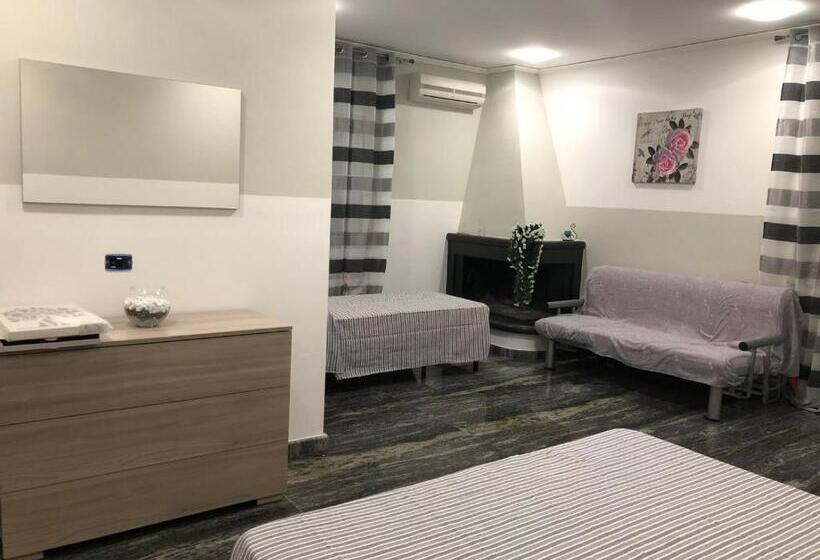 Стандартный внешний трехместный номер с ванной комнатой, Sweet Home