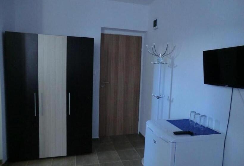 اتاق استاندارد سه نفره, Guest House Petrovi