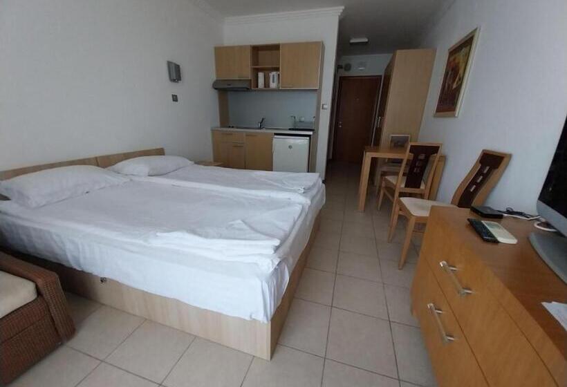 Номер Deluxe с Балконом, Private Studio In Emerald Beach Resort
