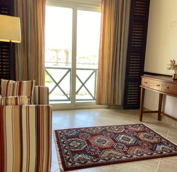 اتاق خانوادگی با چشم‌انداز دریا, Grand Waha Resort