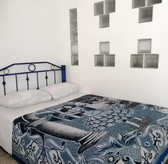 Quarto Triplo Estandar Banheiro Compartilhado, Hostal Maple