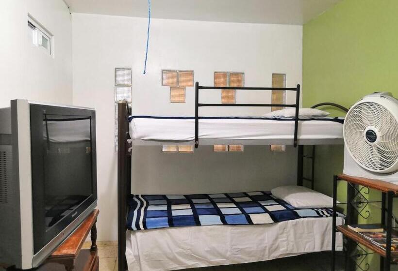 Quarto Triplo Estandar Banheiro Compartilhado, Hostal Maple