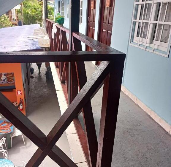 غرفة قياسية ثلاثية, Surfari Bocas