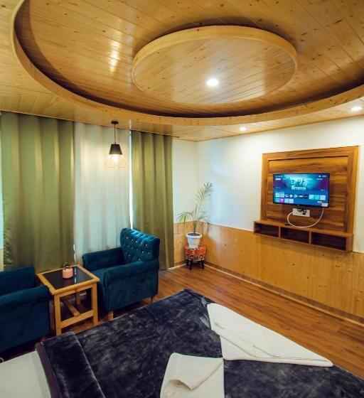 발코니 디럭스 룸, The Forest Pinnacle Hostel And Café, Old Manali