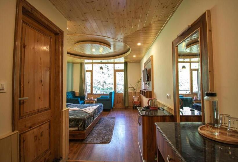 발코니 디럭스 룸, The Forest Pinnacle Hostel And Café, Old Manali