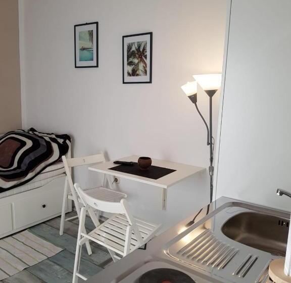 استودیوی استاندارد, Favela Hostel