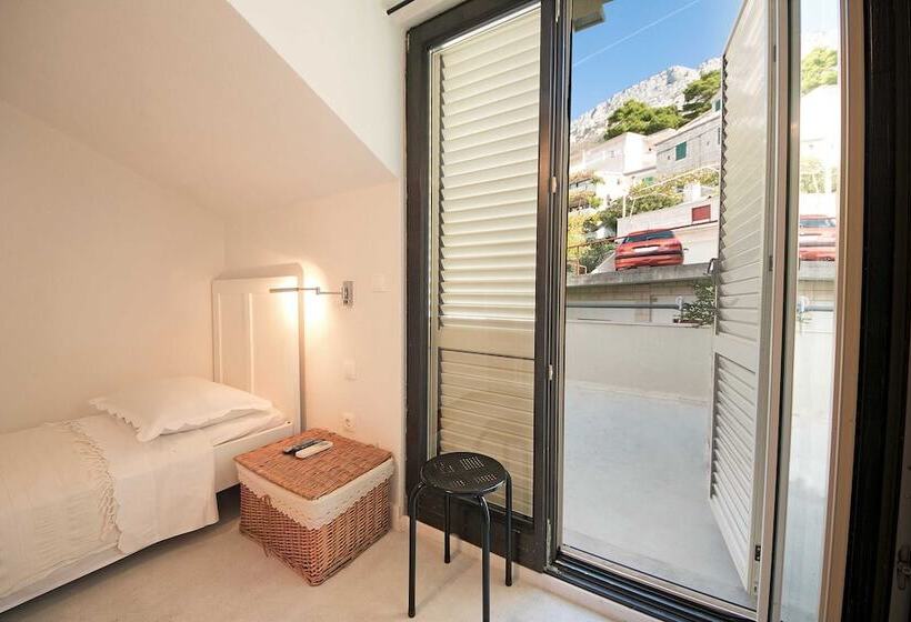 اتاق یک تخته با تراس, Apartments And Rooms Hope
