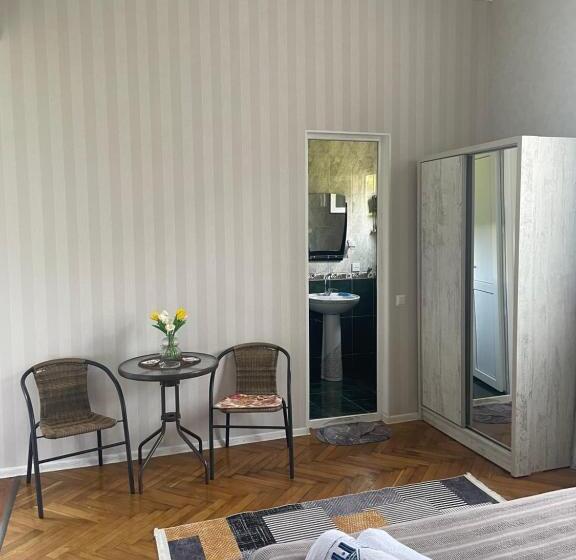 اتاق استاندارد با سرویس بهداشتی مشترک, Nits Guest House