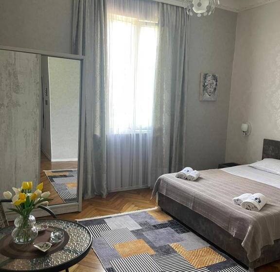 اتاق استاندارد با سرویس بهداشتی مشترک, Nits Guest House