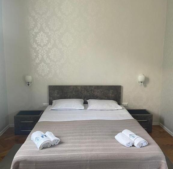 اتاق استاندارد با سرویس بهداشتی مشترک, Nits Guest House