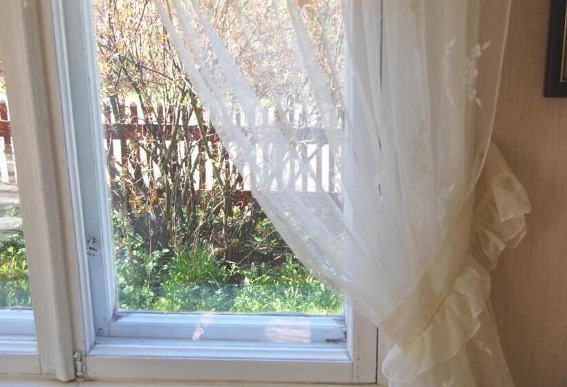 Quarto Basic Banheiro Compartilhado, Villa Dönsby