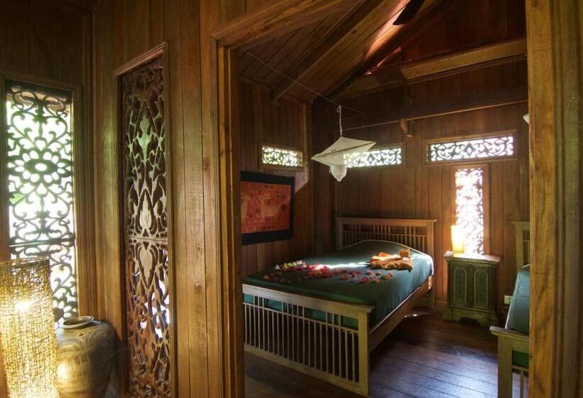 اتاق استاندارد سه تخته با چشم‌انداز استخر, Soriyabori Resort