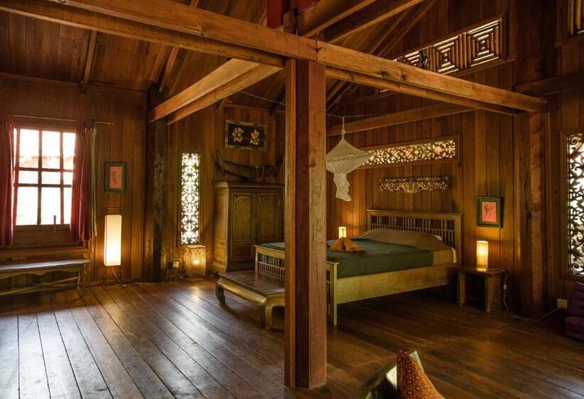 اتاق استاندارد سه تخته با چشم‌انداز استخر, Soriyabori Resort