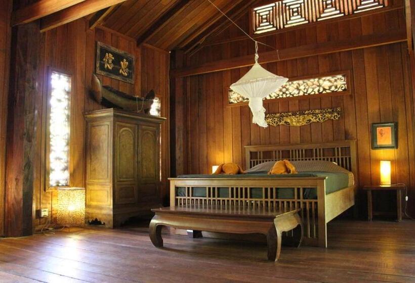 اتاق استاندارد سه تخته با چشم‌انداز استخر, Soriyabori Resort