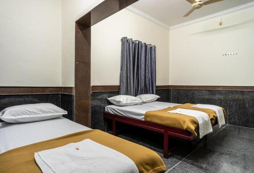 חדר סטנדרט לשלושה, Rajgaurav Lodging