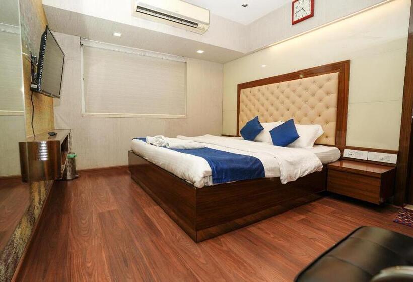 اتاق استاندارد, Zenith Homes   Powai Suites