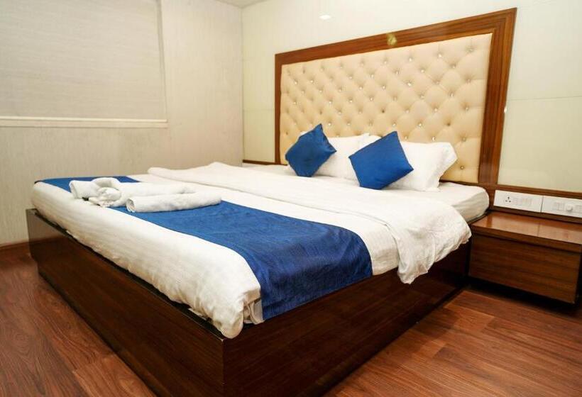 اتاق استاندارد, Zenith Homes   Powai Suites