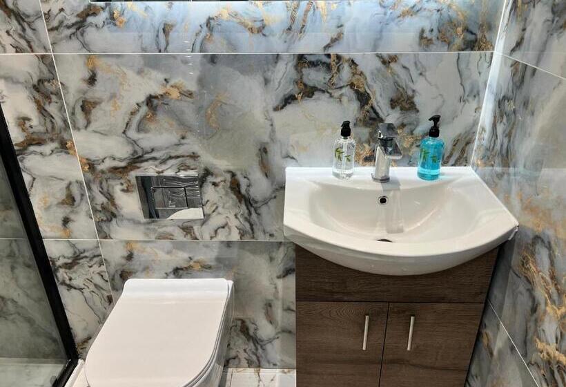 Номер Стандарт Трехместный, Thandi House Heathrow Airport
