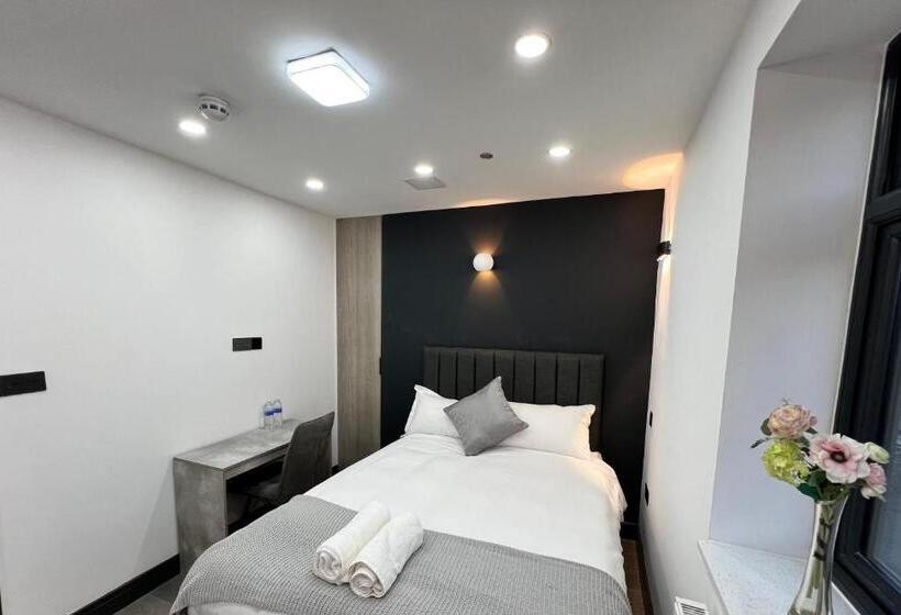 Номер Стандарт, Thandi House Heathrow Airport