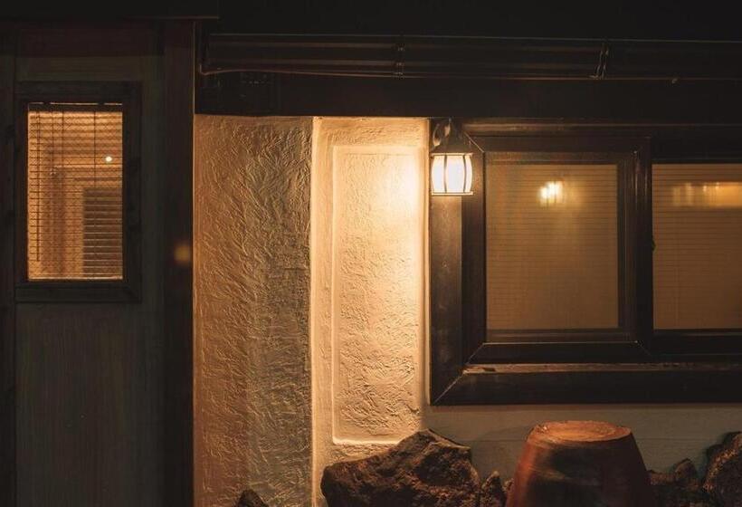 4인용 스탠다드 룸, Jeju Pension Doldamnomo Jip Doldamjeom
