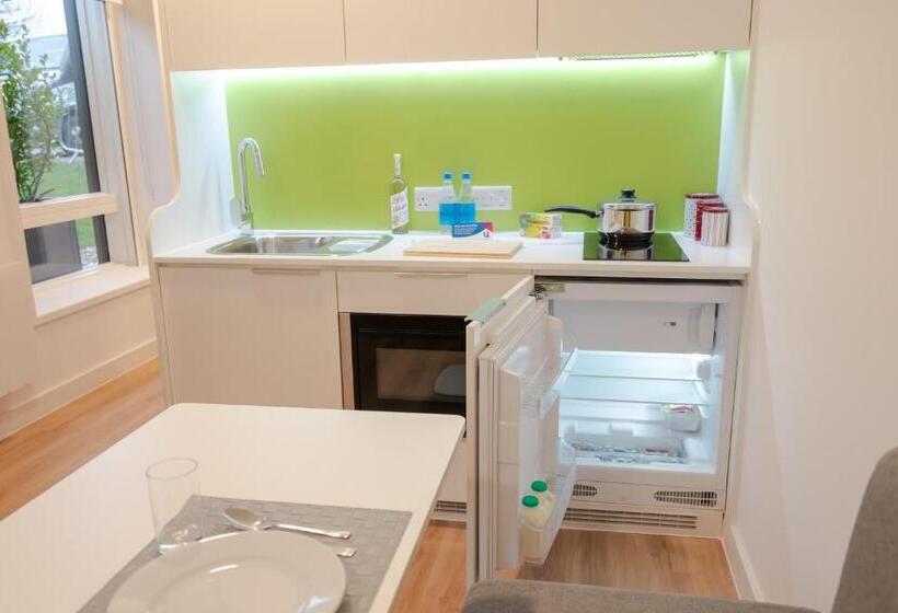 استودیوی استاندارد, Premium Studio   Sparkford House