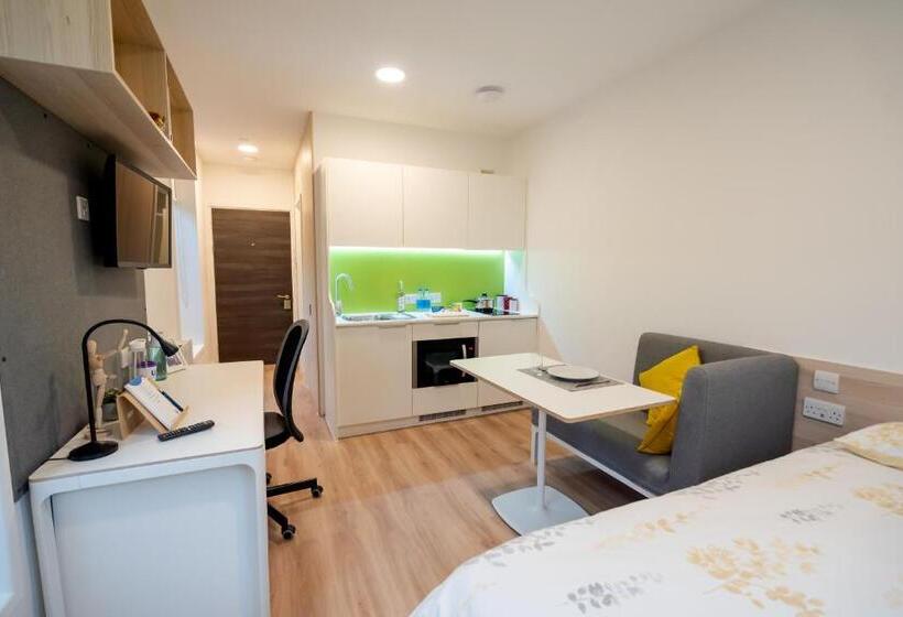 استودیوی استاندارد, Premium Studio   Sparkford House