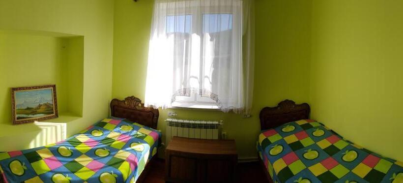 Номер Стандарт Вид на Сад, Ashot & Gohar B&b