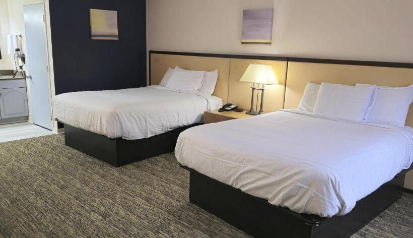 Четырехместный Номер Стандарт, Rodeway Inn Formerly Camp Inn Lodge
