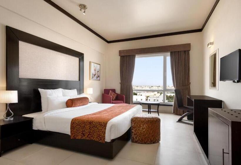 اتاق اجرایی با تخت بزرگ, Ramada By Wyndham Karachi Creek