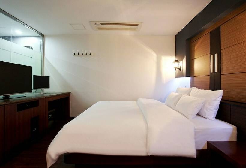 Quarto Deluxe, The Ace