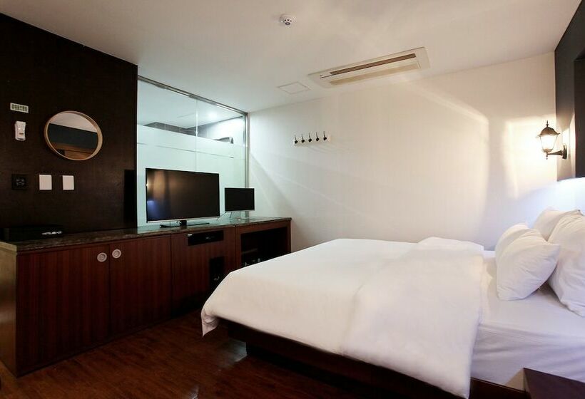 Quarto Deluxe, The Ace