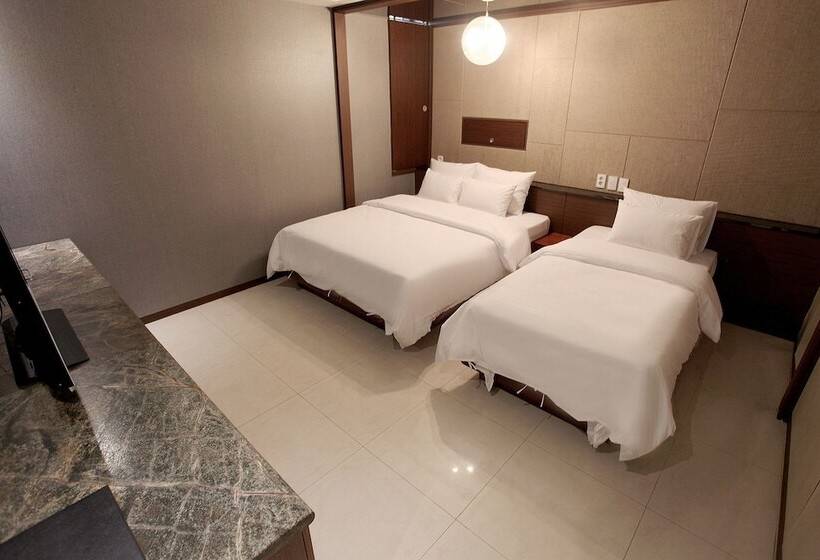 Quarto Estandar, The Ace