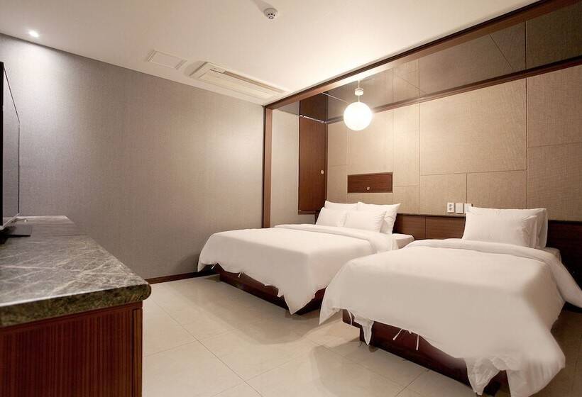 Quarto Estandar, The Ace