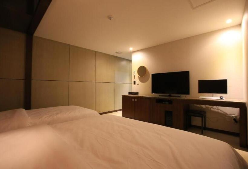 Quarto Estandar, The Ace