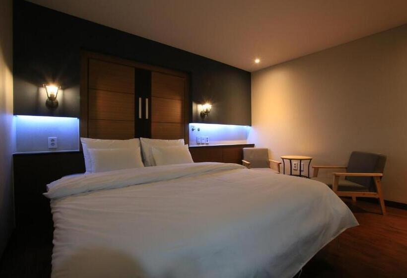 Quarto Deluxe, The Ace