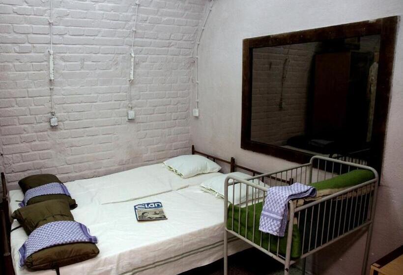 패밀리 룸 공용 욕실, 10z Bunker