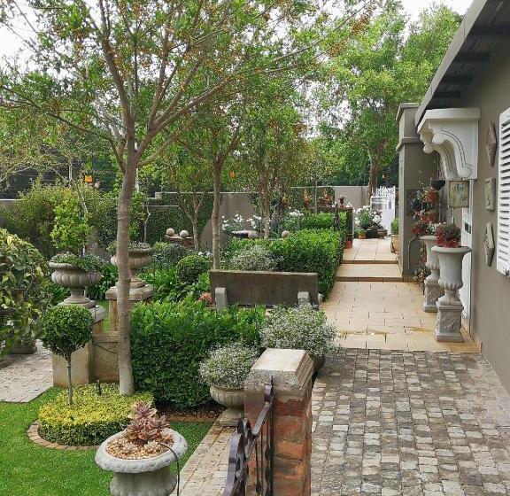 סוויטה אקזקיוטיב, At 98 On Lynburn Guest House