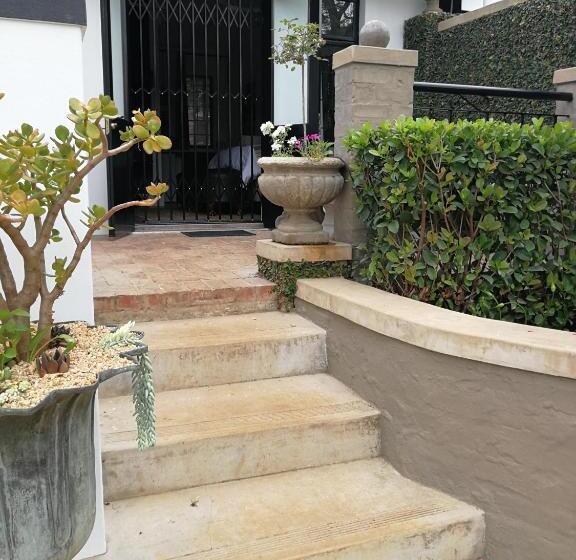 סוויטה, At 98 On Lynburn Guest House